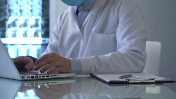 Laboratoriet Arbetare Att Skriva Laptop Och Skriva Ner Medicinska Observationer — Stockvideo