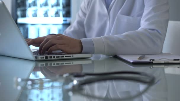 Médico Profesional Trabajando Ordenador Portátil Laboratorio Estetoscopio Mesa Medicina — Vídeo de stock