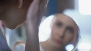 Genç kadın kendini aşağılık ayna, sağlıklı yüz cildi, öz bakım önünde