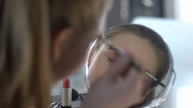 Yansıma içinde onun makyaj, güzellikle, mutlu son yapma Bayan dokunur