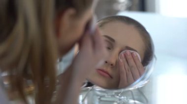 Güzel Bayan yatak, kalite kozmetik, eğilimleri için gitmeden önce makyaj çıkarmadan