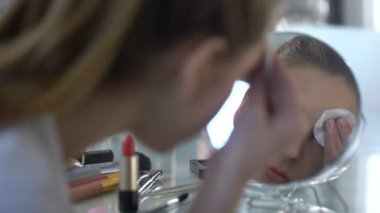 Sevimli kadın yeni kaş kalemi, güzellik trendleri, kadınlık kalite kontrol