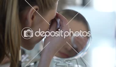 Bayan, onun yansıması için gülümseyen büyüleyici ruh hali, sağlıklı genç cilt Cilt Bakımı