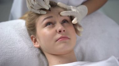 Kızlar alın kırışıklıkları konumunu işaretleme deneyimli güzellik uzmanı