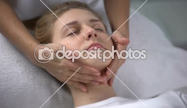 Deneyimli masaj terapisti rahatlatıcı yüz Masaj, tedaviler kız yapma