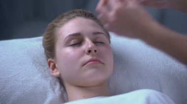 Şablon istemciler kaşları, güzellik uzmanı Hizmetleri uygulama makyaj sanatçısı