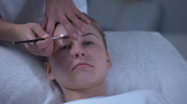 Visagist resim kaşları antialerjik boya, kaş şekil düzeltme ile