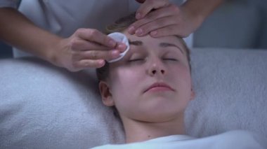 Düzeltme ve boyama, güzellik salonu sonra kaşları dezenfekte makyaj sanatçısı