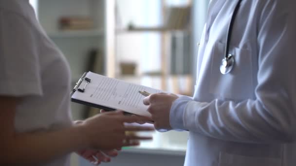 Médico Escuchando Quejas Pacientes Femeninas Anotando Forma Médica — Vídeo de stock