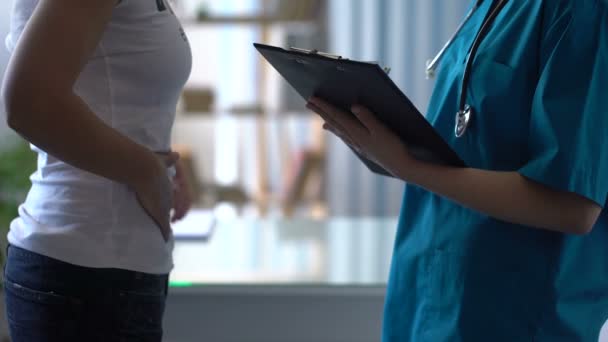 Ung Dam Klagar Till Läkare Smärta Nedre Buken Premenstruella Syndrom — Stockvideo