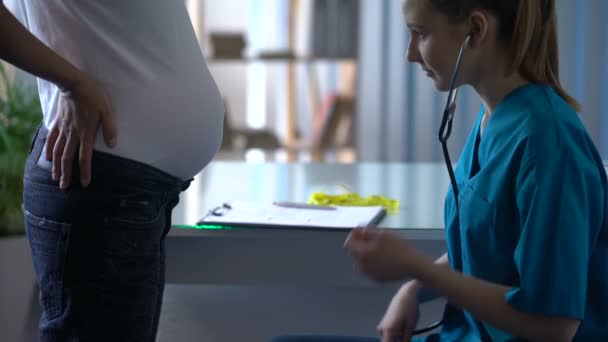 Médico Ouvindo Batimento Cardíaco Criança Abdômen Futura Mãe Gravidez — Vídeo de Stock