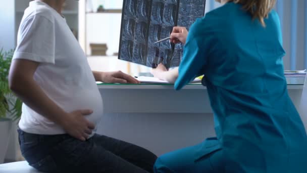 Traumatologue Considérant Irm Dos Femme Enceinte Qui Plaint Douleur — Video