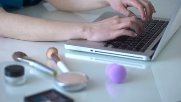 Ragazza Utilizzare Diversi Metodi Applicazione Cosmetici Condividendo Sue Osservazioni Online — Video Stock