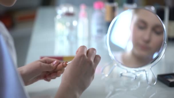 Chica Adolescente Pintando Labios Con Brillo Deseo Ser Hermosa Maquillaje — Vídeos de Stock