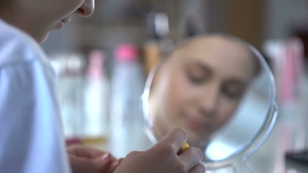 Gelukkig Dame Gaat Datum Schilderij Lippen Met Naakt Glans Schoonheid — Stockvideo