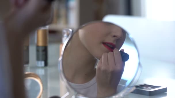 Señora Poniendo Maquillaje Seductor Noche Sonriendo Reflejo Espejo — Vídeo de stock