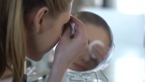 Dame Lächelt Ihrem Spiegelbild Gesunde Junge Haut Faszinierende Stimmung Hautpflege — Stockvideo