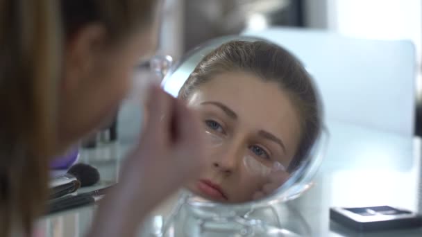 Menina Removendo Manchas Pele Redor Dos Olhos Ajuda Eficaz Para — Vídeo de Stock