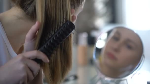 Jovencita Peinando Suave Cabello Sedoso Disfrutando Reflexión Bálsamo Para Peinar — Vídeos de Stock