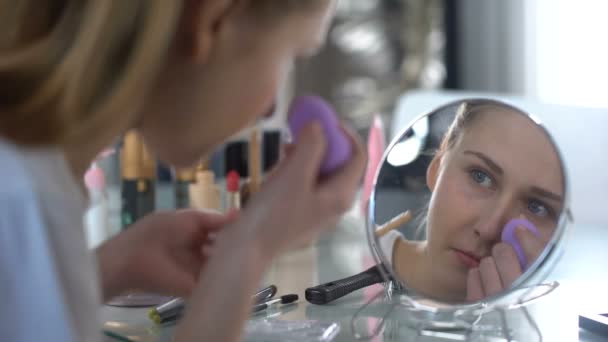 Lady Skickligt Tillämpa Face Foundation Morgonen Makeup Ansiktsbehandling Hudvård — Stockvideo