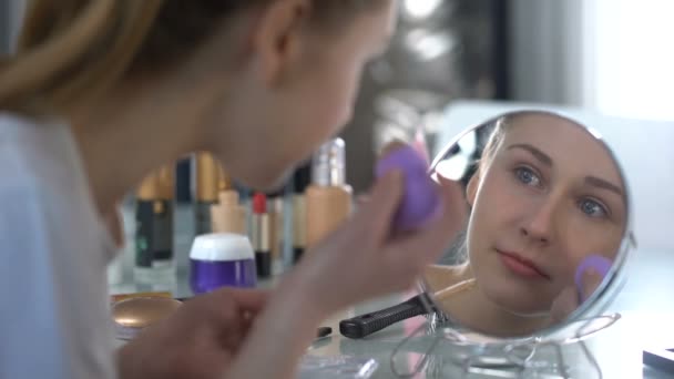 Beauty Blogger Adviezen Geven Aan Abonnees Het Toepassen Van Stichting — Stockvideo