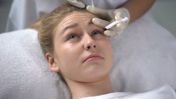 Cosmetólogo Haciendo Inyección Botox Mujer Joven Alisamiento Arrugas — Vídeos de Stock