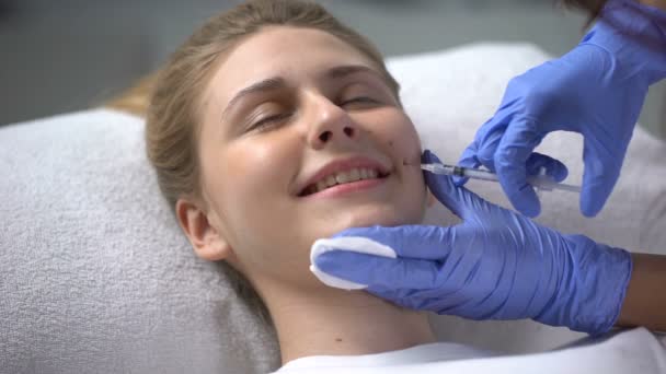 Fille Faire Des Injections Beauté Pour Lisser Les Rides Faire — Video