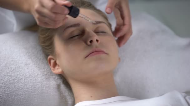 Cosmetologo Idratando Pelle Sotto Occhi Cliente Massaggiando Pelle Faccia — Video Stock