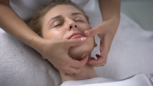 Kosmetikerin Macht Entspannende Gesichtsmassage Reibt Verjüngendes Serum Frau — Stockvideo