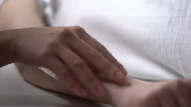 Mulher Rasgando Gesso Cera Mão Cliente Remoção Cabelos Indesejados Beleza — Vídeo de Stock
