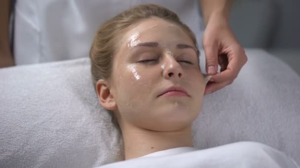 美容师从女孩脸上除去面具的残留 毛孔的深度清理 — 图库视频影像