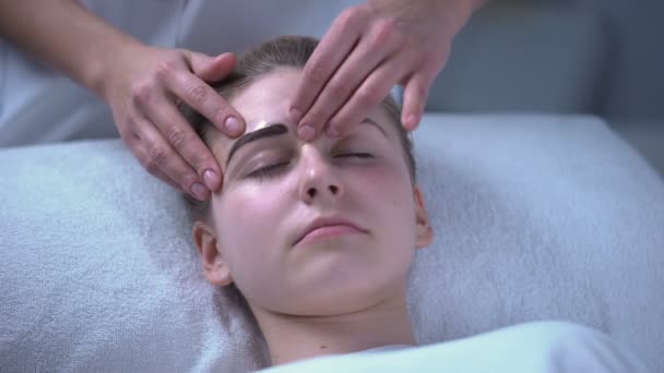 Schönheitssalonarbeiterin Entfernt Schablone Das Ergebnis Der Augenbrauenfärbung Betrachten — Stockvideo