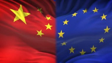 Çin vs AB çatışma, uluslararası ilişkiler kriz, yumruk bayrak arka plan üzerinde