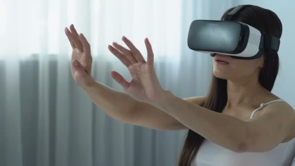 女性在虚拟现实中的耳机玩游戏 现代技术 — 图库视频影像
