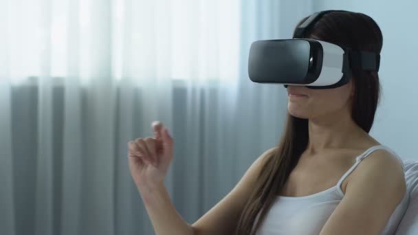 Arbeiterin Headset Scrollen Virtueller Bildschirm Freiberufliches Projekt Netzwerk — Stockvideo