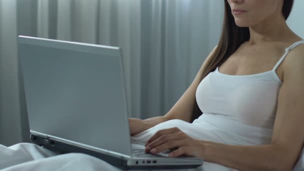 Втомилася Жінка Журналістка Яка Працює Ноутбуці Вдома Надсилаючи Електронну Пошту — стокове відео