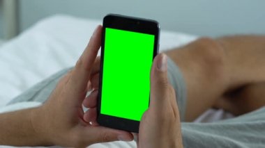 Yeşil ekran smartphone, gadget boş zaman online video uygulaması izlerken erkek