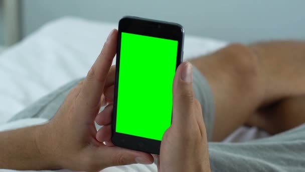 Mężczyzna Oglądanie Wideo Aplikacja Online Zielony Ekran Smartphone Wypoczynek Gadżet — Wideo stockowe