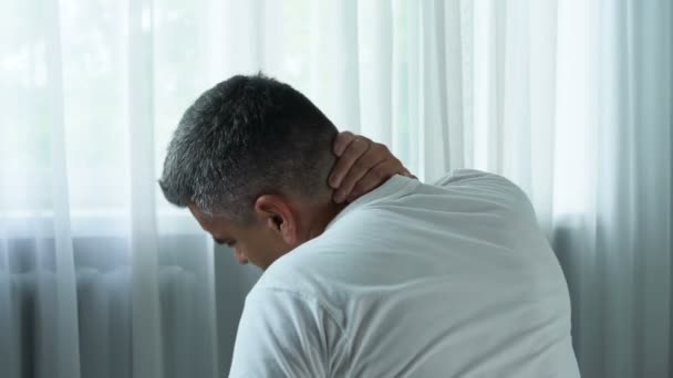 Hombre Adulto Que Sufre Dolor Agudo Cuello Masaje Espasmo Muscular — Vídeos de Stock