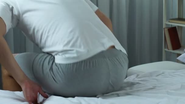 Jovem Sexo Masculino Sentindo Dor Nas Costas Aguda Manhã Cuidados — Vídeo de Stock