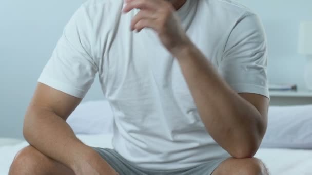 Triste Pensativo Masculino Sentado Cama Problema Saúde Dificuldades Vida Estresse — Vídeo de Stock