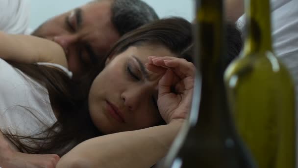 Mujer Resaca Despertando Cama Con Extraños Botellas Vino Vacías Mesa — Vídeos de Stock