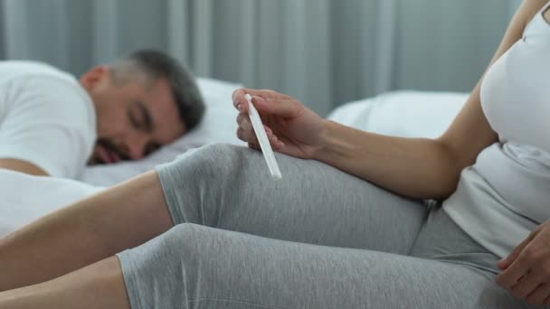 Wanita Yang Sedang Menjalani Tes Kehamilan Pria Yang Sedang Tidur — Stok Video