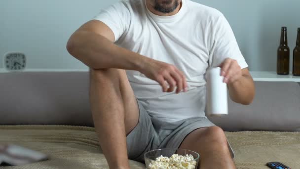 Licenciado Bebiendo Cerveza Comer Palomitas Maíz Ver Televisión Descansar Sofá — Vídeos de Stock