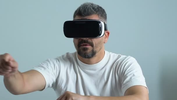 Muž Headsetu Hraní Hry Dětské Zábavy Simulátor Aplikace — Stock video