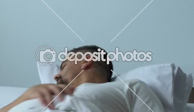 Endişeli adam korkmuş uyanma yatak gece, kabus, sorunlu uyku, stres