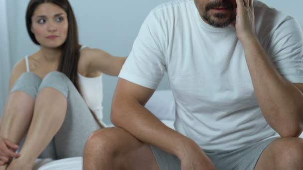 Niezadowolony Mąż Ignorując Opiekuńczy Żona Zaburzenia Seksualne Problemy Pracy — Wideo stockowe