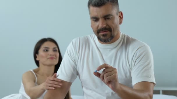 Homem Tomando Pílula Azul Antes Fazer Amor Com Namorada Medicina — Vídeo de Stock