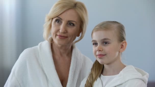 Attraktive Reife Mutter Und Ihre Kleine Tochter Die Den Spiegel — Stockvideo