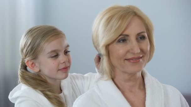 Догляд Маленькою Дочкою Розчісує Материнське Волосся Любов Сімейні Відносини — стокове відео